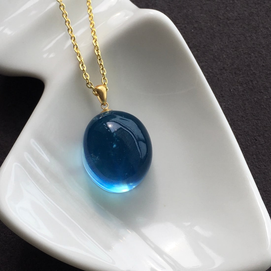 18K Gold Aquamarine Pendant: This pendant is meticulously set in 18K gold, featuring an aquamarine with transparent crystal and captivating blue hue. Its design is simple yet elegant, suitable for various occasions. (Total weight