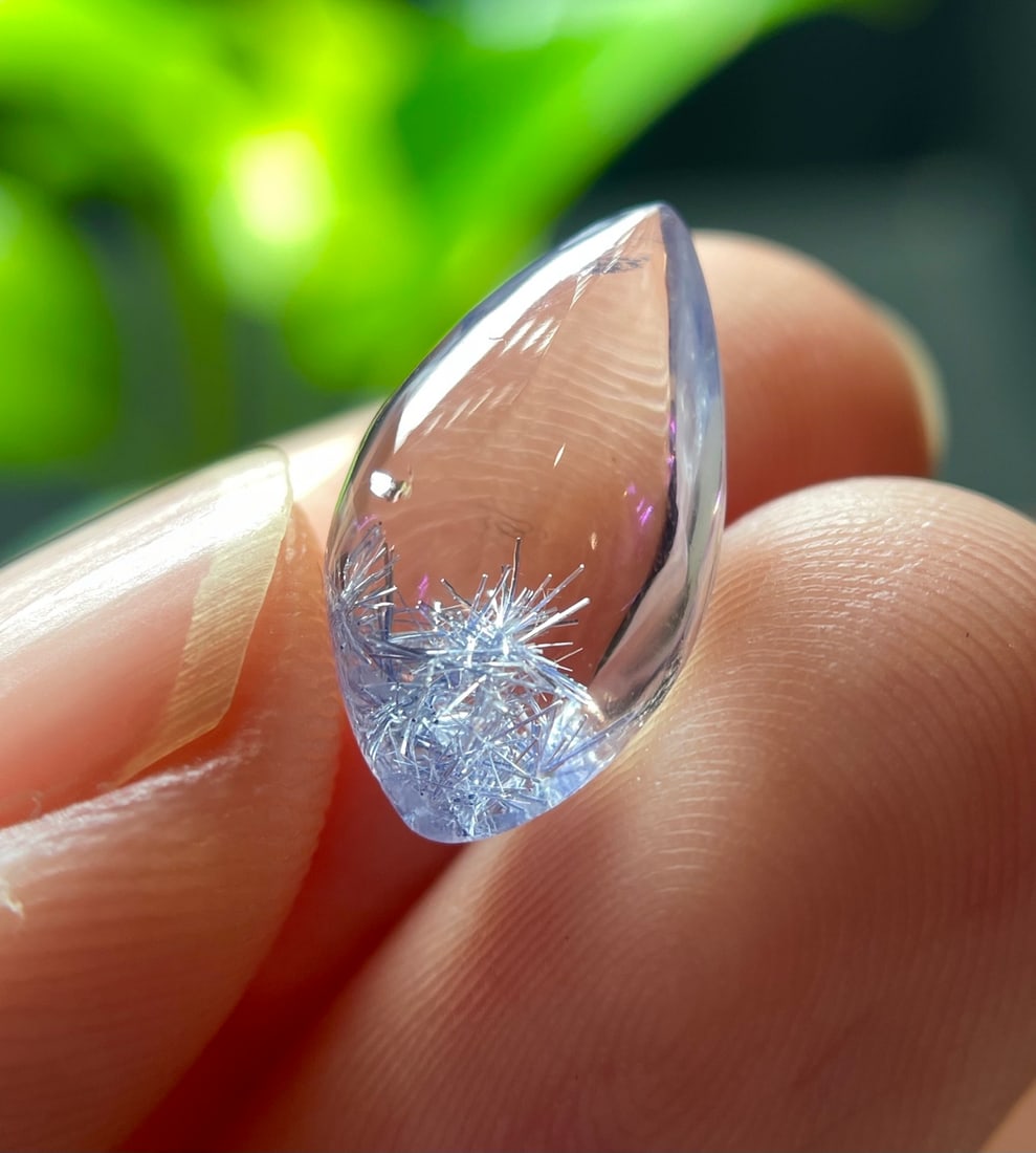 Natural Blue Rutilated Quartz Pendant: The crystal is transparent and vividly colored, resembling blooming flowers. Worn on the collarbone, it exudes elegance.
