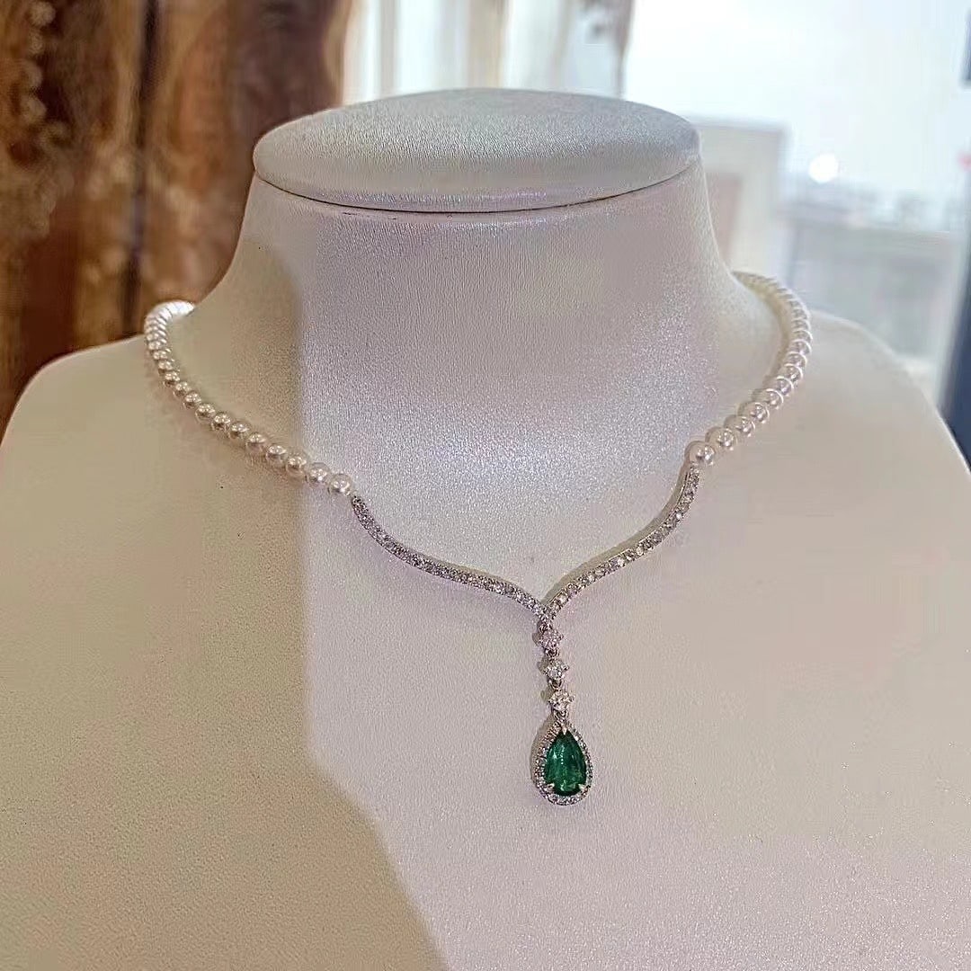 S925 Silver Pearl Necklace: This necklace features S925 silver paired with nearly round flawless pearls, showcasing a blend of elegance and refinement. The pearls have a diameter of approximately 5MM, with a perfectly flawless s