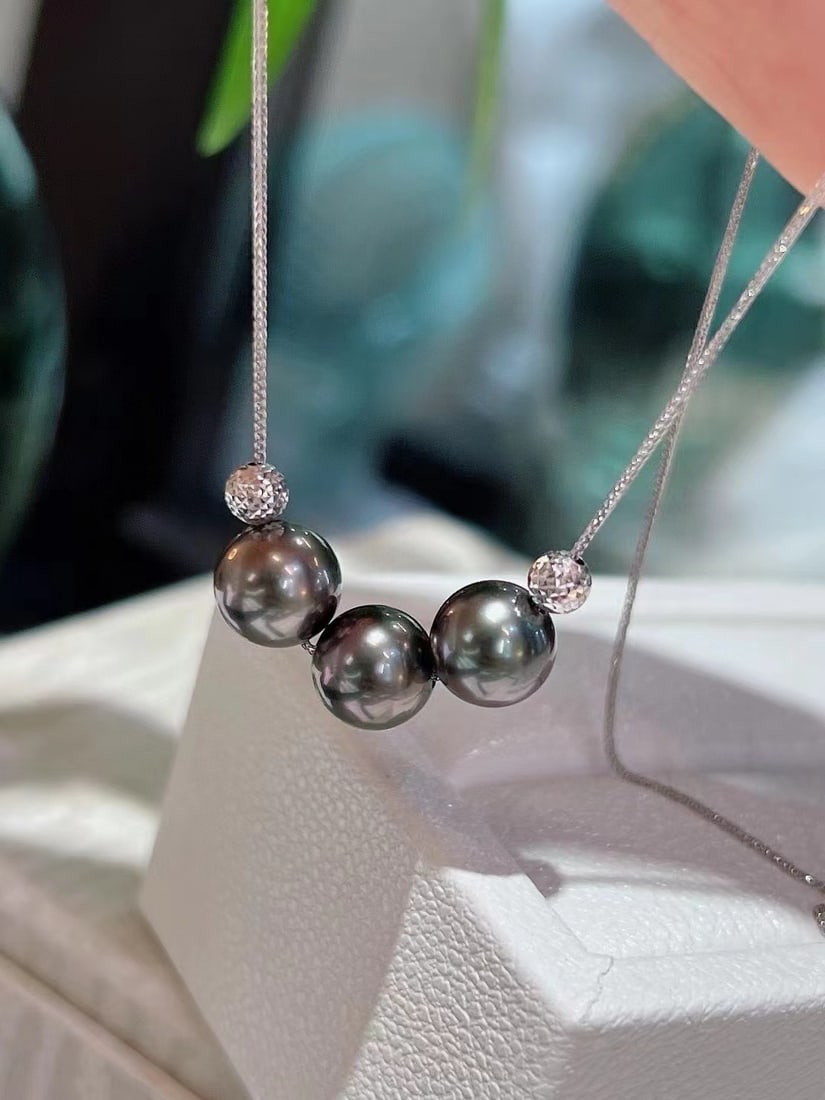18K White Gold Natural Tahitian Pearl Necklace: This necklace features 18K white gold paired with natural Tahitian pearls, showcasing a perfect blend of elegance and luxury. The pearls measure 8-9mm in diameter, with nearly flawless quality.