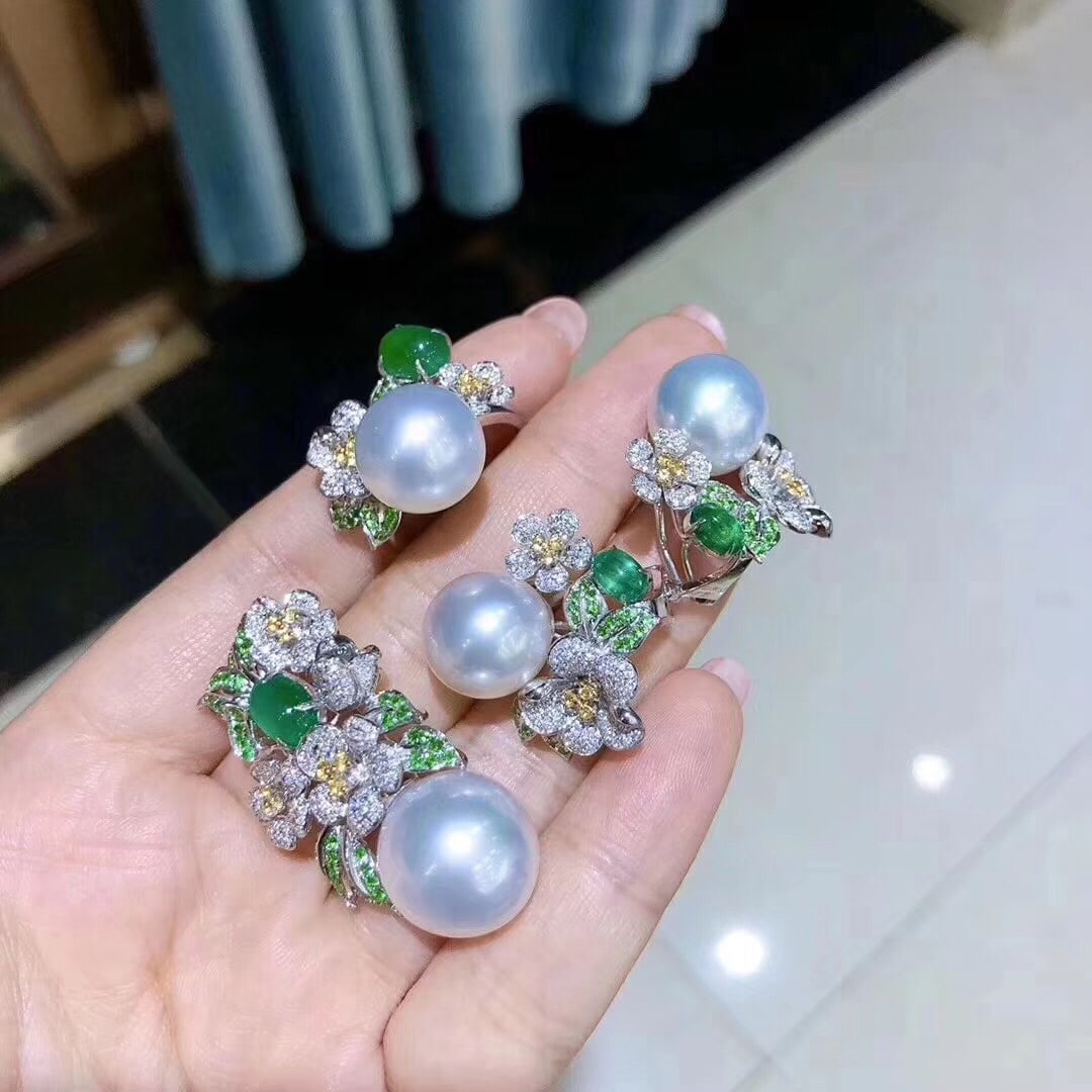 Sterling Silver Natural Pearl Earring Set: This set features sterling silver as the base, adorned with natural pearls, exuding an elegant aura. The design of the earrings, pendant, and ring is inspired by nature, showcasing a delicate five-pet