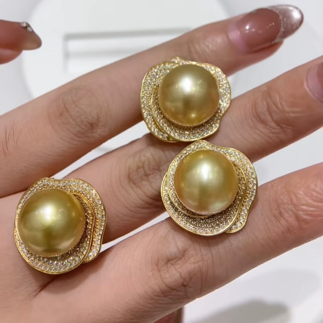 Gold Pearl Set: This gold pearl set exudes luxury and elegance, with a golden luster that shines like neon lights, captivating the heart. The opulence of pearls can be enjoyed without a hefty expense. Pearl size is 1