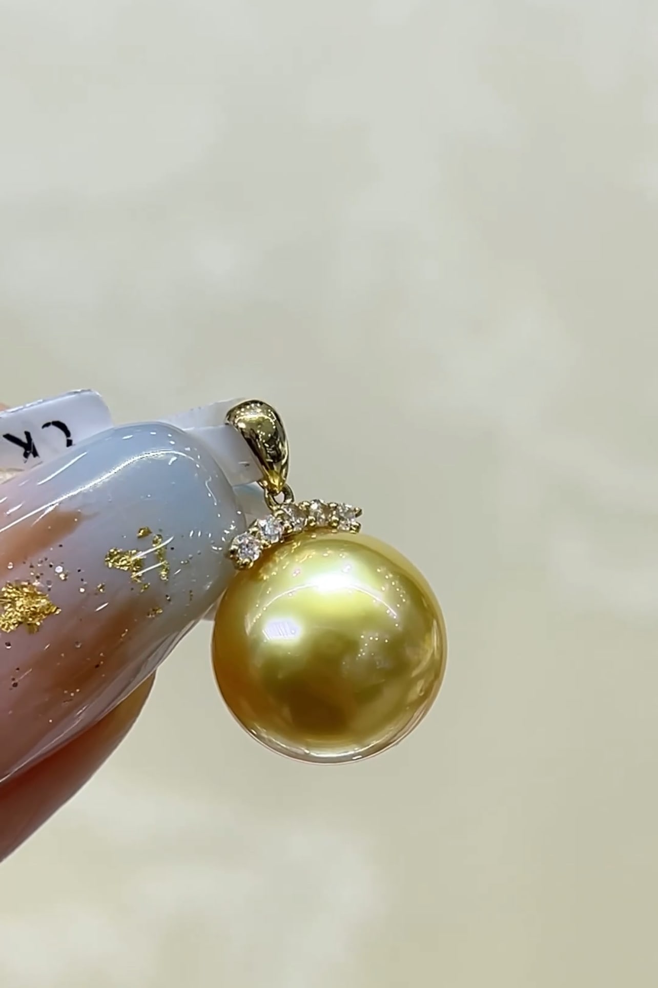 18K Gold South Sea Golden Pearl Pendant: This pendant is meticulously set in 18K gold, featuring an 11-12mm South Sea golden pearl with a luster as bright as a small light bulb, exuding an aura of elegance and nobility.