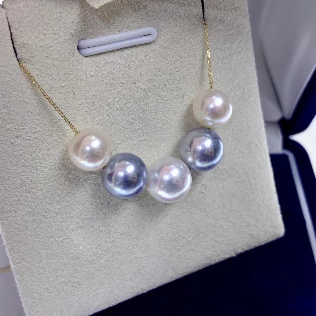18K Gold High Luster Akoya Pearl Necklace: This necklace features 5 Akoya pearls, perfectly round with minor blemishes but exhibiting high luster. Paired with an 18K gold chain, it embodies a perfect blend of elegance and luxury. (Pearls 7-9mm