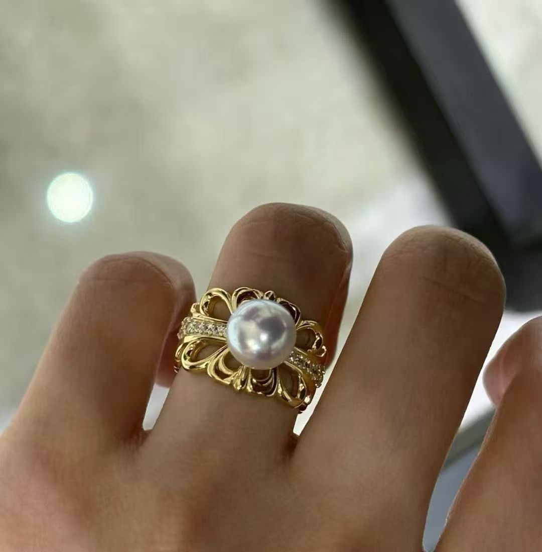 Natural Pearl Ring: This ring features a natural pearl as the main stone, showcasing a vintage elegance and simple beauty. The pearl's luster is as gentle as moonlight, paired with an S925 silver setting, exuding noble c
