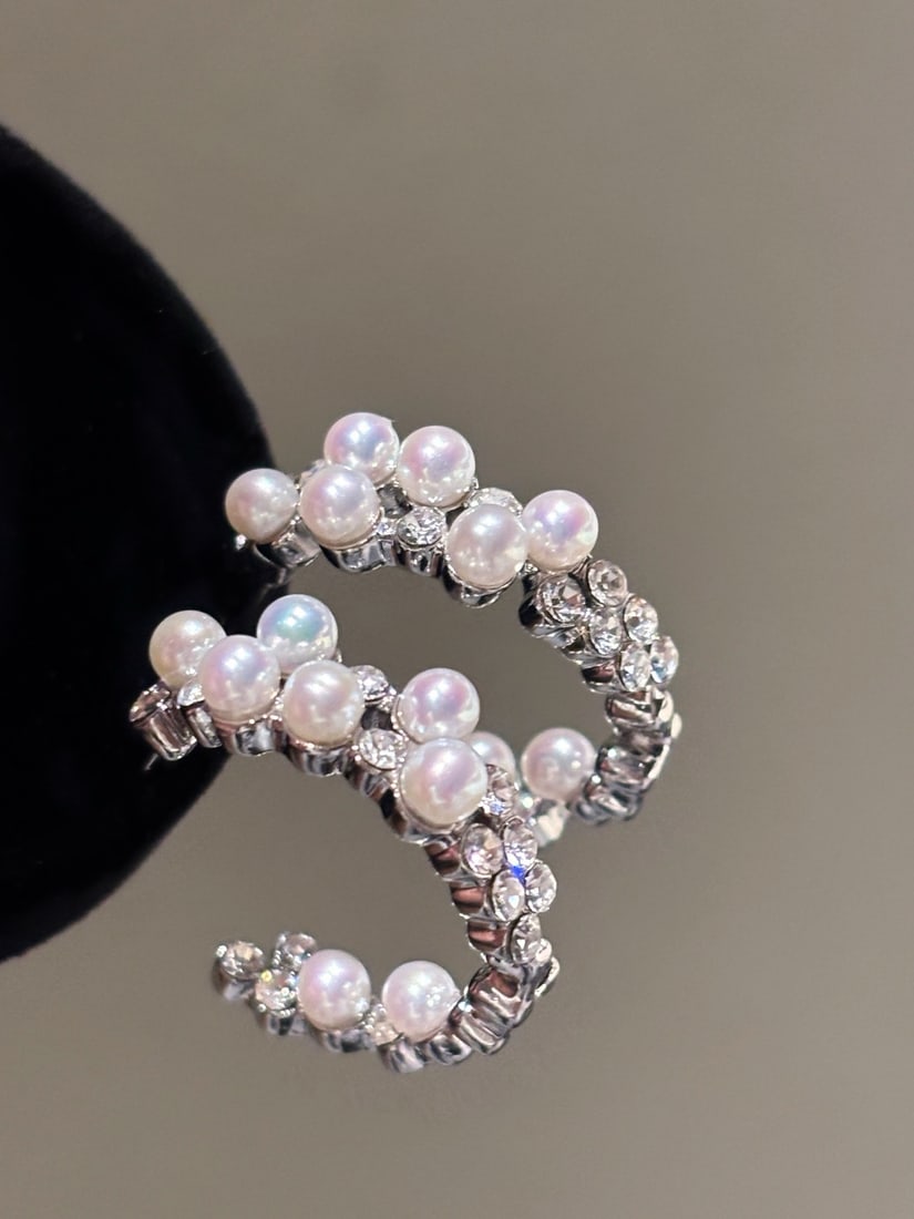 Zircon Freshwater Pearl Earrings: These earrings feature the brilliant sparkle of zircon, complemented by 3-4mm flawless freshwater round pearls, exuding a gentle luster. The large C-line design is simple yet elegant. (Pearl 3-4mm)
