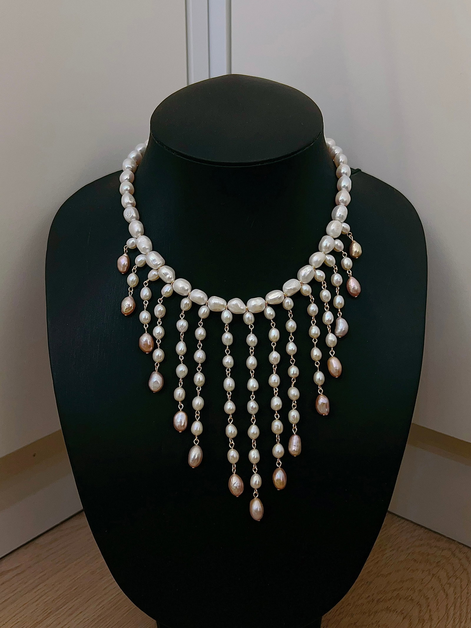Natural Pearl Multi-layer Necklace: This natural pearl multi-layer necklace features a classic wave design, showcasing an elegant style with exquisite craftsmanship. The pearls range from 4 to 8mm in size, and the necklace can be