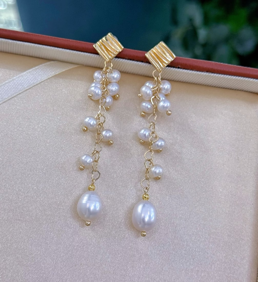 Natural Pearl Earrings: These earrings feature a geometric tassel design that exudes unique elegance, with pearls of extremely lustrous and white quality. Crafted with s925 silver needles, they are delicate and textured.