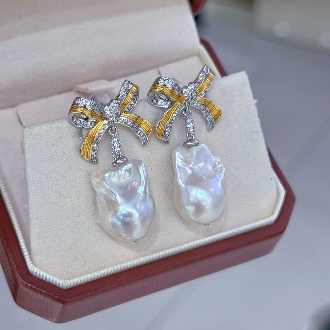 Natural Baroque Pearl Earrings: These earrings feature natural baroque pearls set with s925 silver, showcasing the unique luster and texture of the pearls. The pearl's sheen is striking, with a delicate surface, and the overall desi