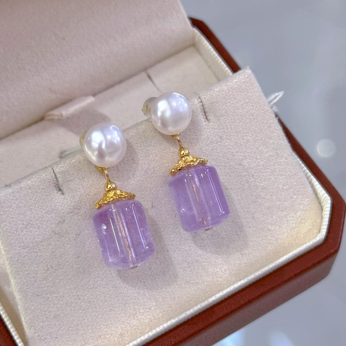 Natural Amethyst Pearl Earrings: These earrings feature natural amethyst and pearls, set with s925 silver needles, showcasing a blend of elegance and refinement. Amethyst is renowned for its unique hue and natural allure, while pearl