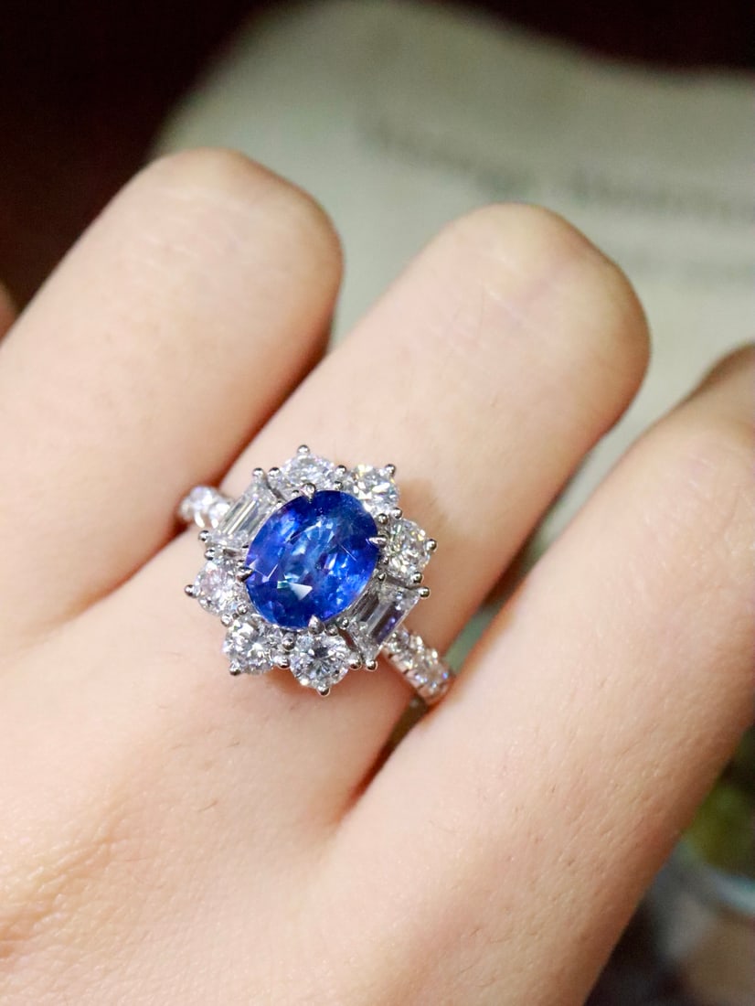 Platinum Natural Sapphire Ring: This ring features a deep blue sapphire as the main stone, exuding a mysterious and romantic aura. The PT959 set lab-grown diamonds add extra brilliance. The overall design is elegant, showcasing a no