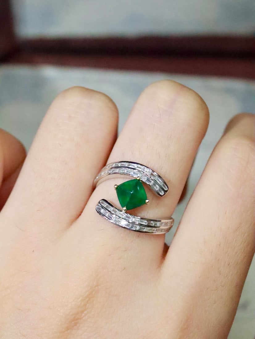 18K Gold Natural Emerald Ring: This ring is meticulously set in 18K gold, featuring a 1.01-carat emerald with a Warden green hue, eye-clean and with excellent luster. Complemented by high-quality diamonds, the overall design