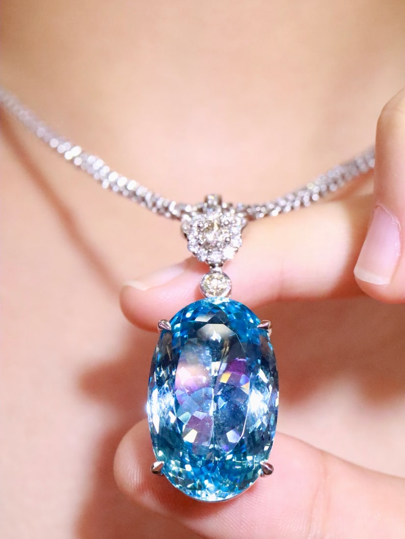 Platinum Natural Aquamarine Pendant Necklace: This platinum pendant necklace features a natural aquamarine as the main stone, showcasing the pure color of the ocean. Paired with the brilliance of diamonds, the overall design is elegant and full o