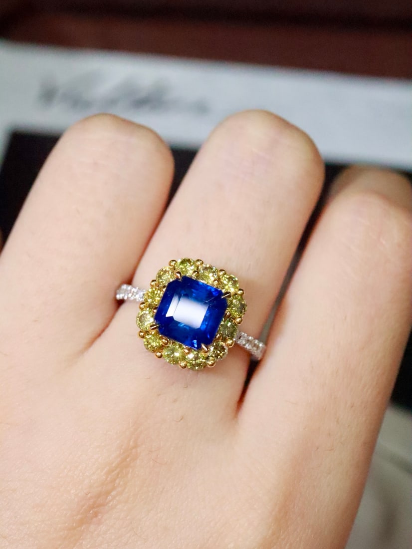 18K Gold Natural Blue Sapphire Ring: This ring showcases an unparalleled noble aura with its deep blue hue and elegant design. The sapphire's crystal is dazzling and captivating at first sight. Paired with exquisite diamonds, the