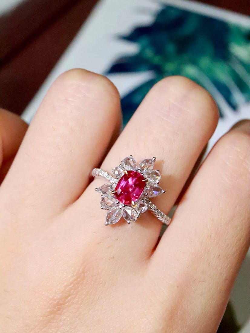 18K Gold Natural Unheated Ruby Ring: This ring is crafted in 18K gold, featuring an unheated ruby that exudes an elegant and noble aura. The brilliance of the diamonds adds a touch of luxury, making it a collectible piece of jewelry.