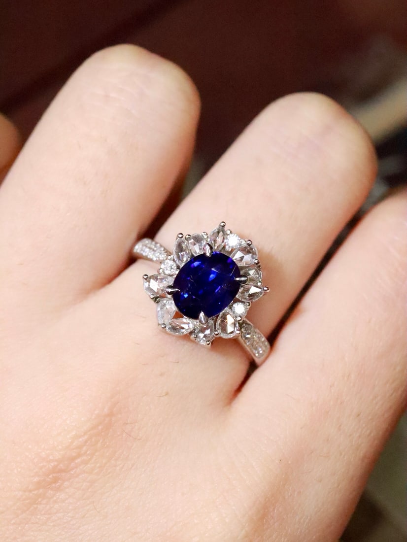 Platinum Natural Sapphire Ring: This ring features a deep and noble sapphire, surrounded by sparkling diamonds, exuding an unparalleled royal aura. The brilliance of the sapphire and the dazzling diamonds complement each other