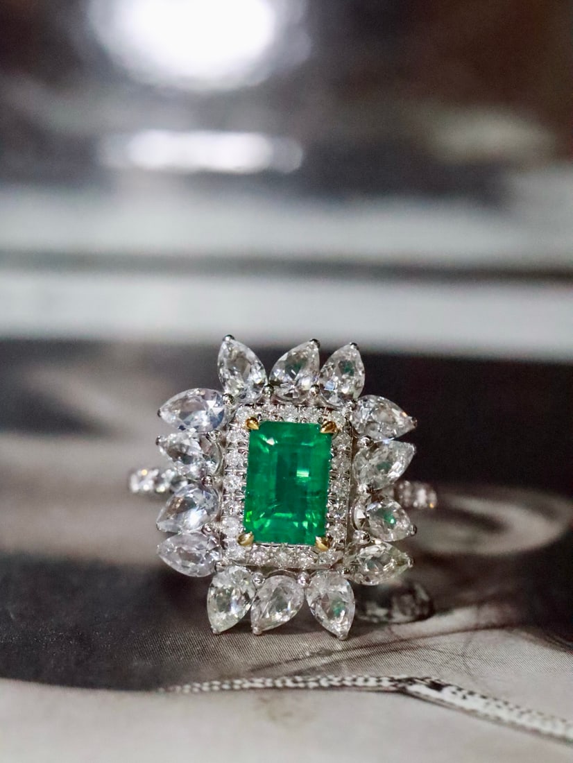 18K Gold Emerald Ring: This emerald ring exudes unparalleled elegance and charm. Its vivid color is captivating. Wearing it instantly elevates your sense of style. (Gold weight 3.75ct, main stone 0.83ct, diamond 0.10ct)