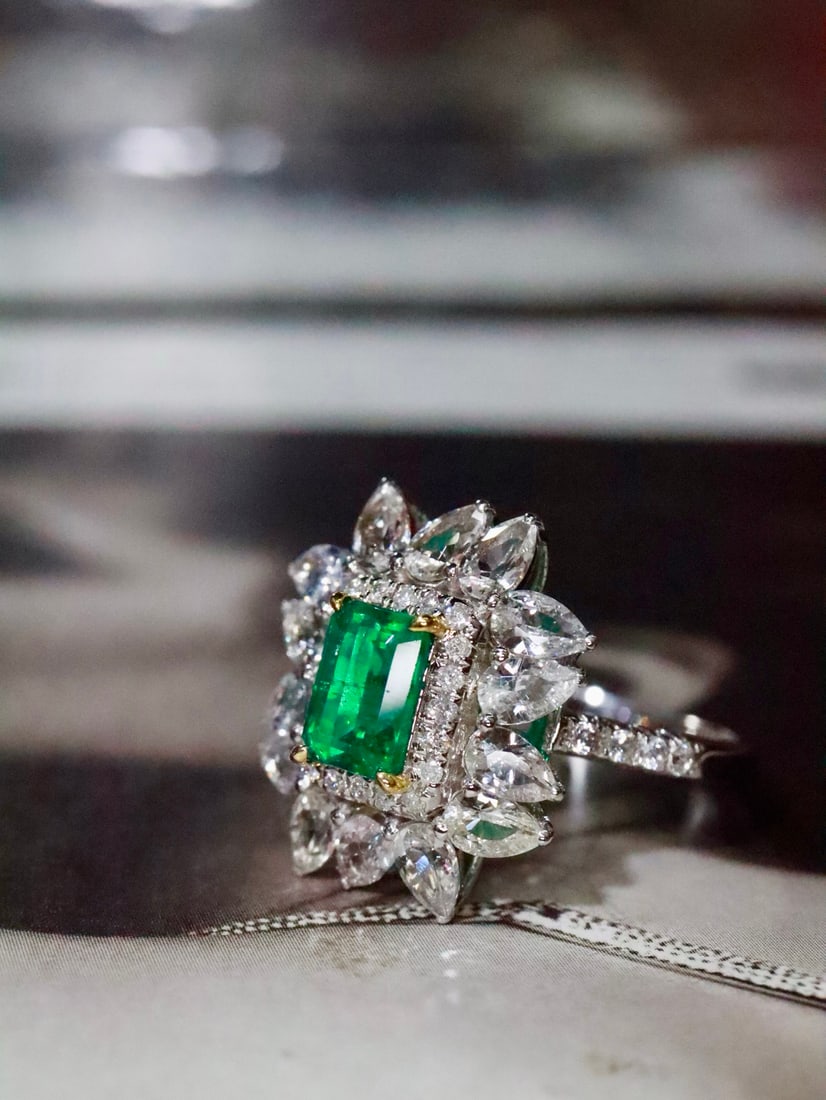 18K Gold Emerald Ring - 2
