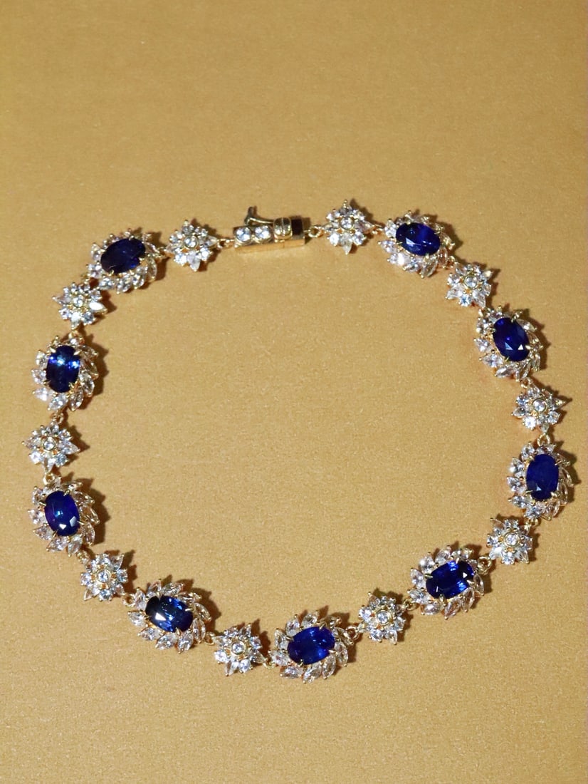 18K Gold Sapphire Bracelet: This bracelet resembles a tranquil deep sea, with sapphires like the soul of the ocean, emitting a mysterious blue glow, embodying the gentle and enigmatic nature of the waves. (Gold weight 12.51g,