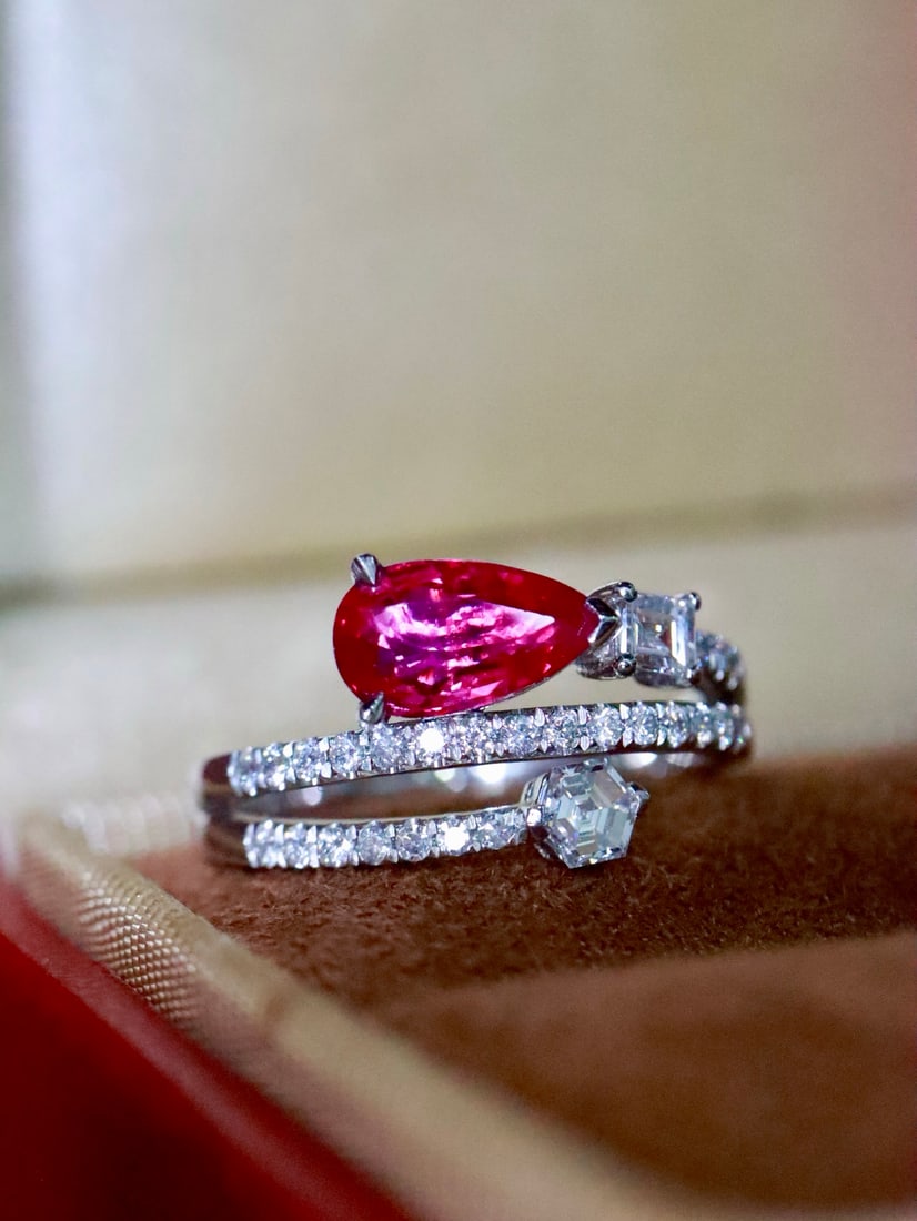 Platinum Natural Unheated Ruby Ring: This ring features an unheated ruby, exuding luxury and elegance. The teardrop-shaped ruby is complemented by diamonds, with its dazzling red hue full of passion. Its exquisite design is perfect for