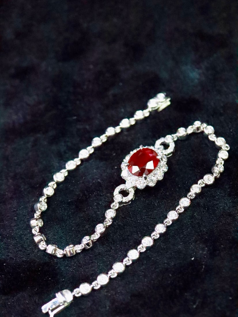 Platinum Natural Ruby Bracelet: This bracelet features a platinum base adorned with carefully selected rubies, exuding fiery passion and deep affection. Each gemstone shines with unique brilliance, becoming a testament to romantic