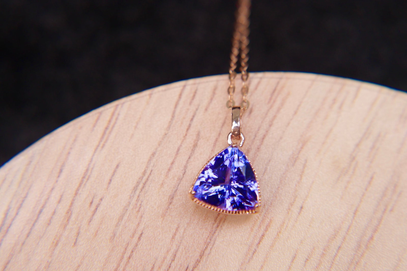 18K Gold Natural Tanzanite Pendant: This pendant is meticulously crafted in 18K gold, featuring a natural tanzanite that exudes unique elegance and charm. Its design is simple yet noble, suitable for various occasions. (Stone weight