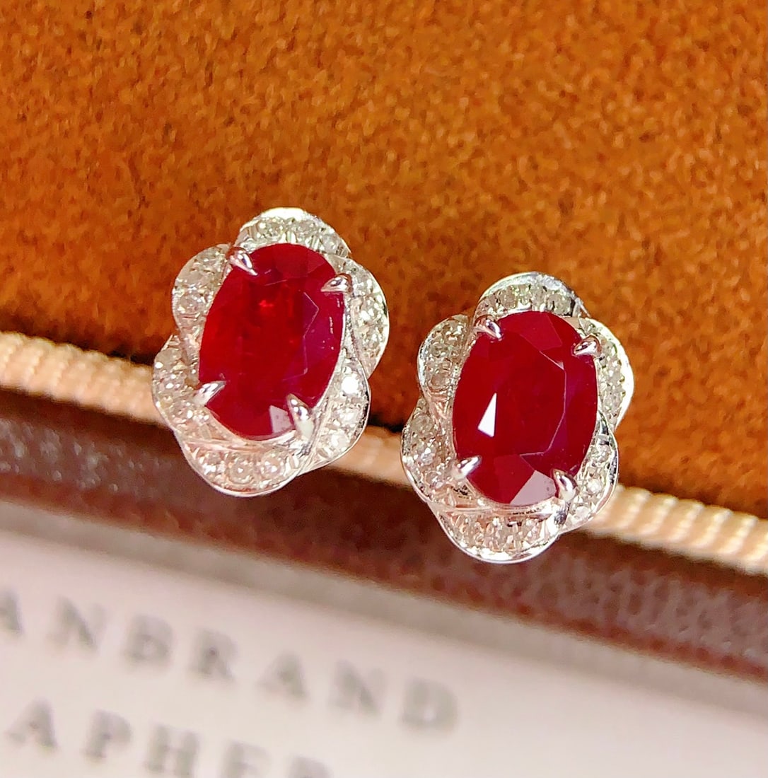 18K Gold Natural Ruby Earrings: These earrings are meticulously crafted in 18K gold, set with natural rubies, exuding a noble and elegant aura. The brilliant sparkle of the rubies is complemented by the diamonds, perfectly