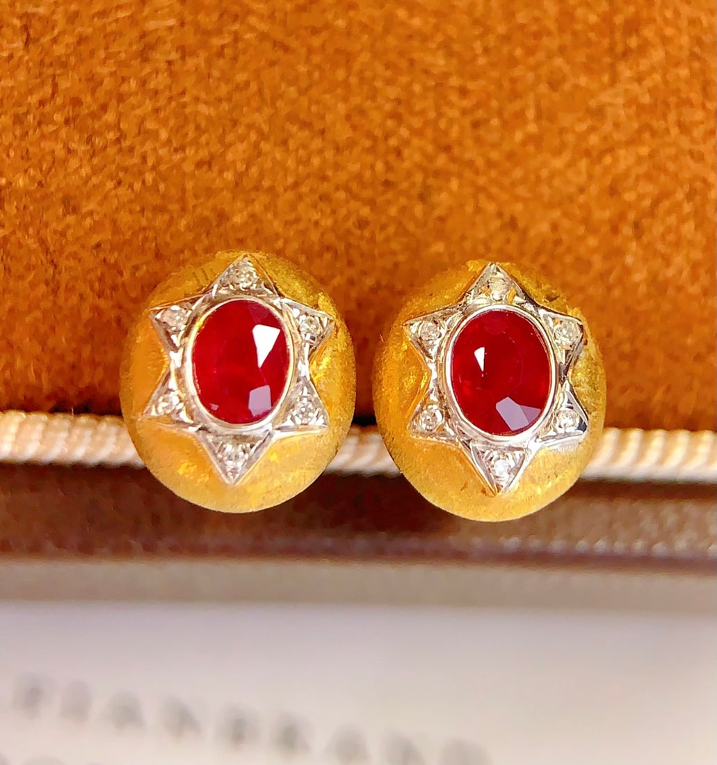 18K Gold Natural Ruby Earrings: These earrings are meticulously crafted in 18K gold, set with natural rubies, exuding an elegant and noble aura. The rich hue of the rubies, complemented by sparkling diamonds, showcases a luxurious