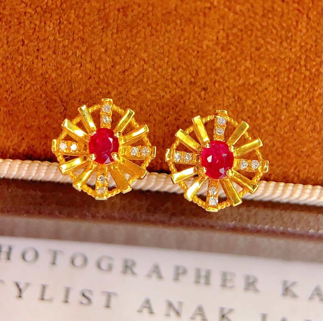 18K Gold Natural Ruby Earrings: These earrings are meticulously crafted in 18K gold, set with natural rubies, exuding an elegant and noble aura. Each ruby is carefully selected and paired with 16 sparkling diamonds, showcasing
