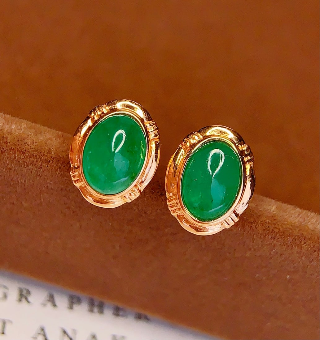 18K Gold Natural Emerald Earrings: These earrings are meticulously crafted in 18K gold, set with natural emeralds, exuding a noble and elegant aura. The deep hue of the emerald is captivating. No diamond accents, pure and classic.