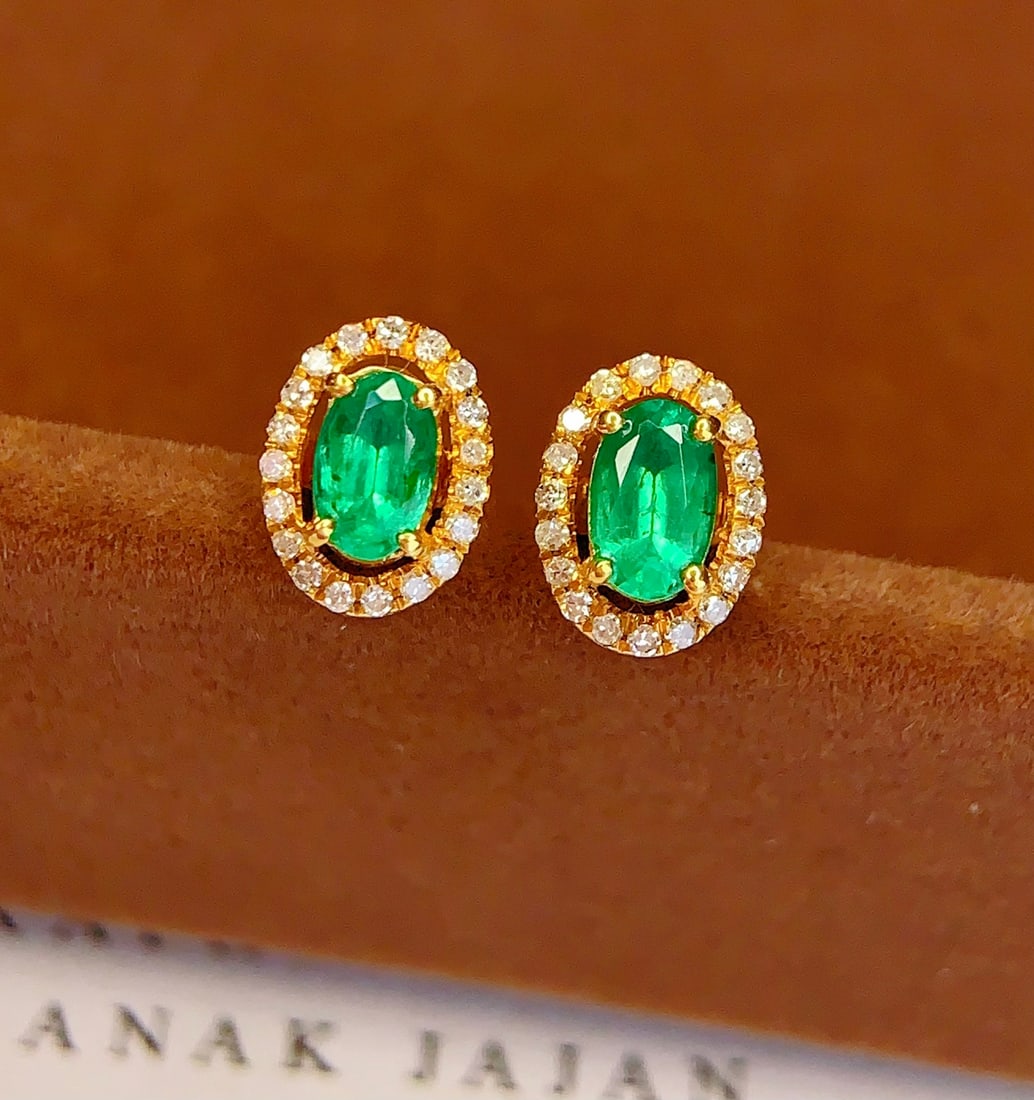 18K Gold Natural Emerald Earrings: These earrings are crafted from 18K gold, set with natural emeralds, exuding an aura of elegance and nobility. Surrounded by sparkling diamonds, they add unparalleled brilliance. (Total weight 1.49g,
