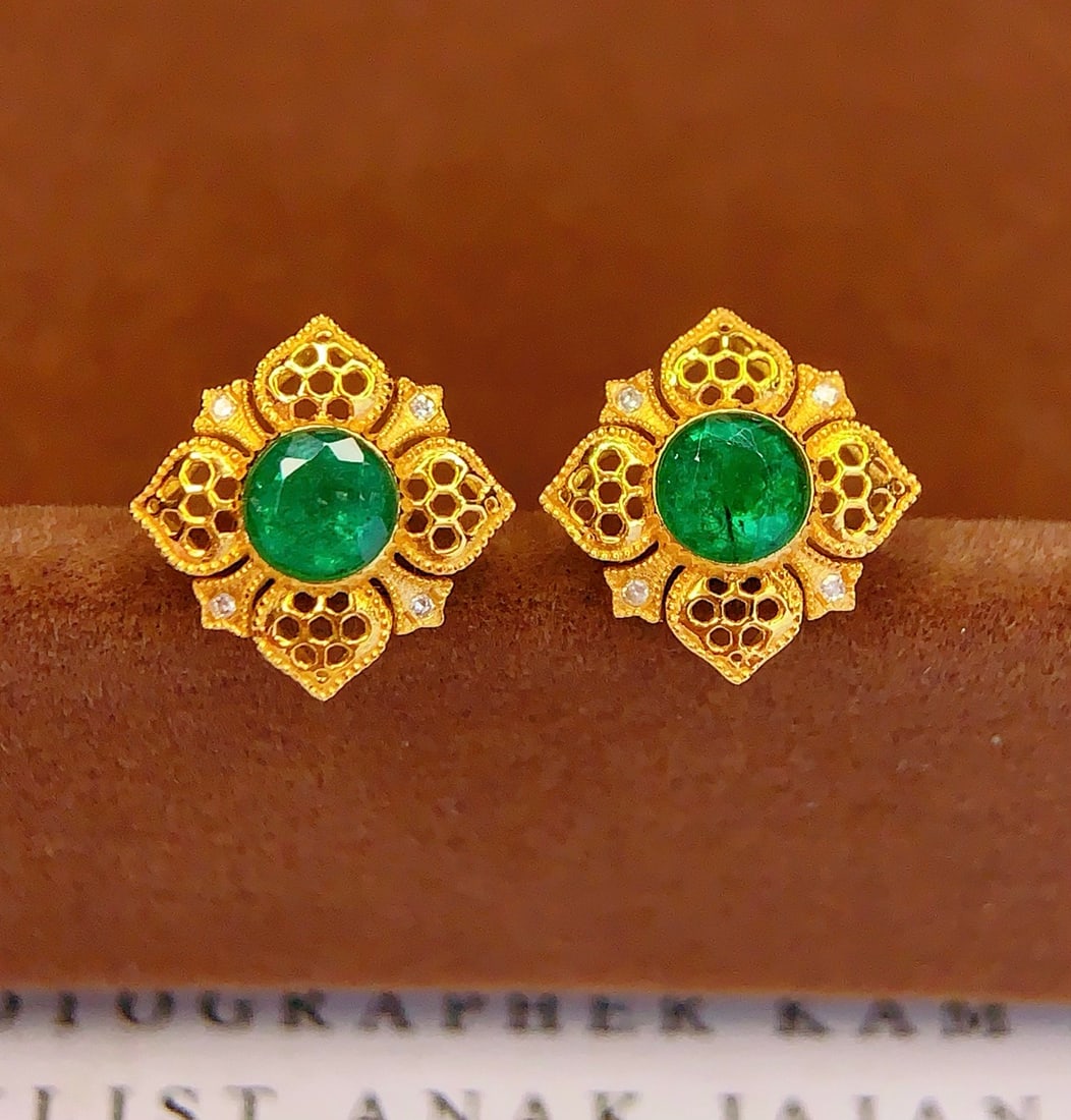 18K Gold Natural Emerald Earrings: These earrings are meticulously crafted in 18K gold, set with natural emeralds, exuding an elegant and noble aura. Each earring is adorned with sparkling diamonds, adding a touch of luxury. (Total