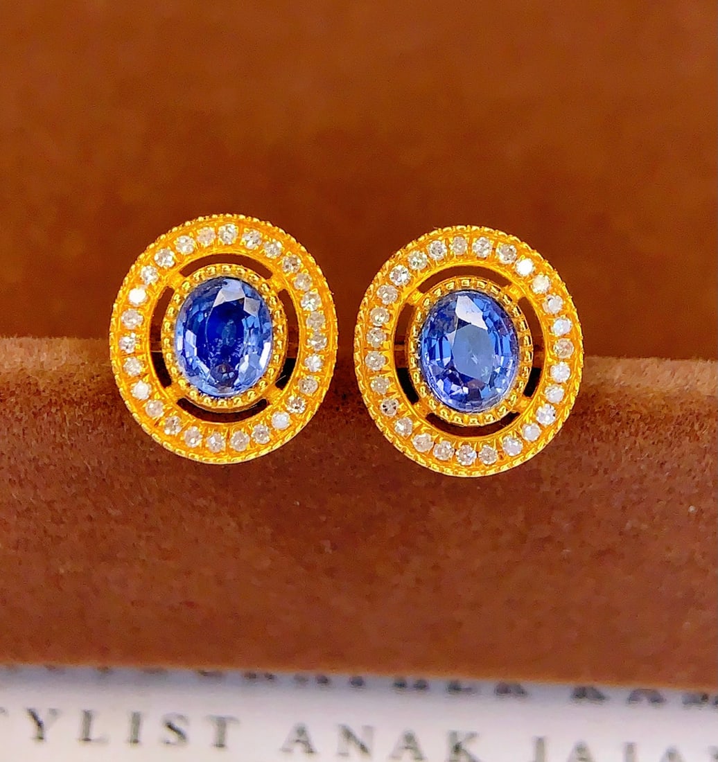 18K Gold Natural Sapphire Earrings: These earrings are meticulously crafted in 18K gold, set with natural sapphires, exuding a noble and elegant aura. The deep hue of the sapphires complements the brilliance of the diamonds, perfectly