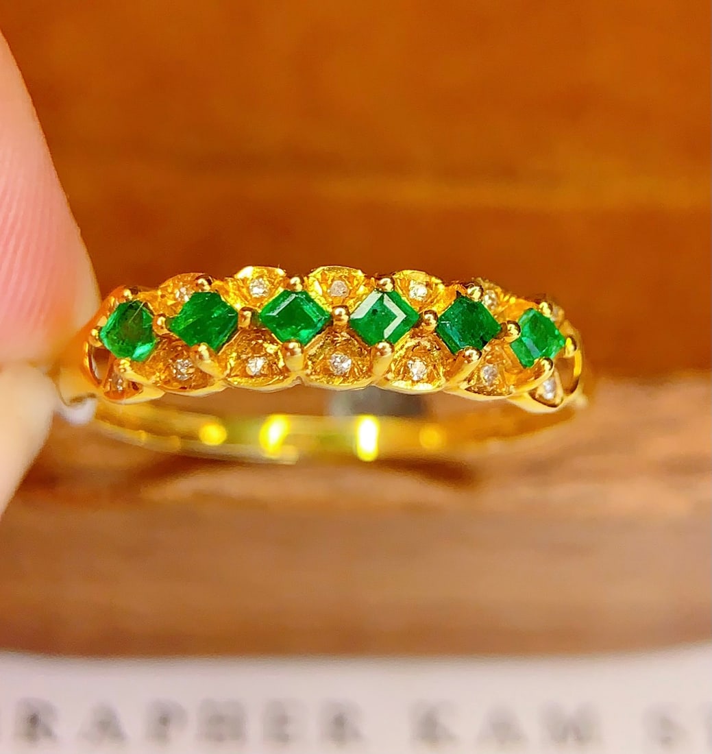 18K Gold Natural Emerald Ring: This 18K gold ring features a natural emerald, exuding an aura of elegance and nobility. The ring's exquisite design is enhanced by 14 surrounding diamonds, adding a brilliant sparkle. Perfect for col