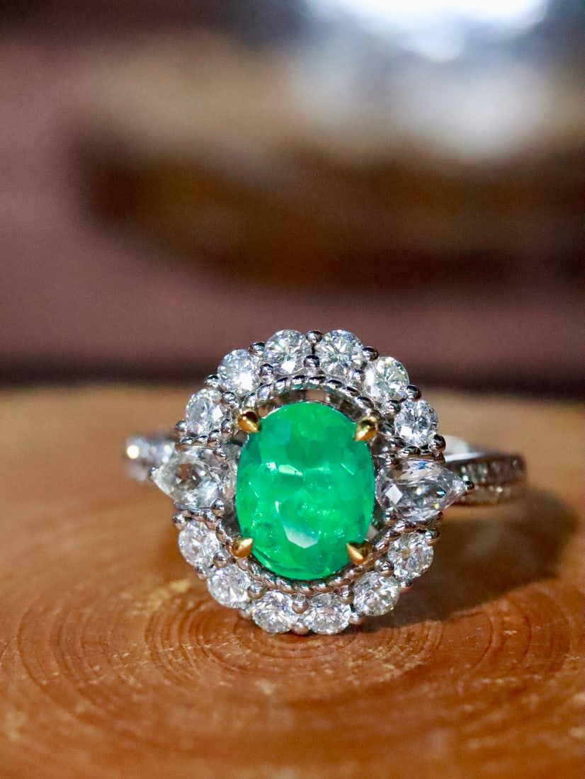 18K Gold Natural Emerald Ring: This ring is meticulously crafted in 18K gold, showcasing the natural allure of emerald. The full circle of diamonds sparkles brilliantly in the light. Whether for everyday wear or special occasions, 