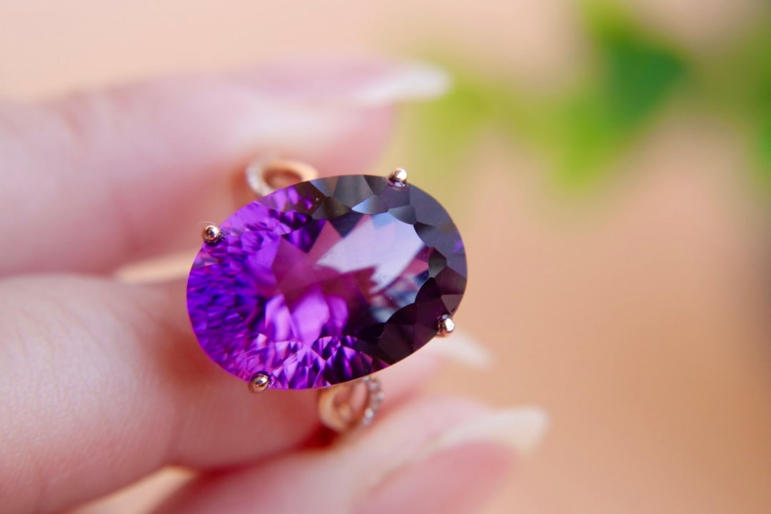 18K Gold Amethyst Diamond Ring: This 18K gold ring features a beautifully colored amethyst with a clean crystal and excellent fire. Paired with exquisite diamonds, it exudes an elegant and noble aura. (Main stone 12.11 carats)