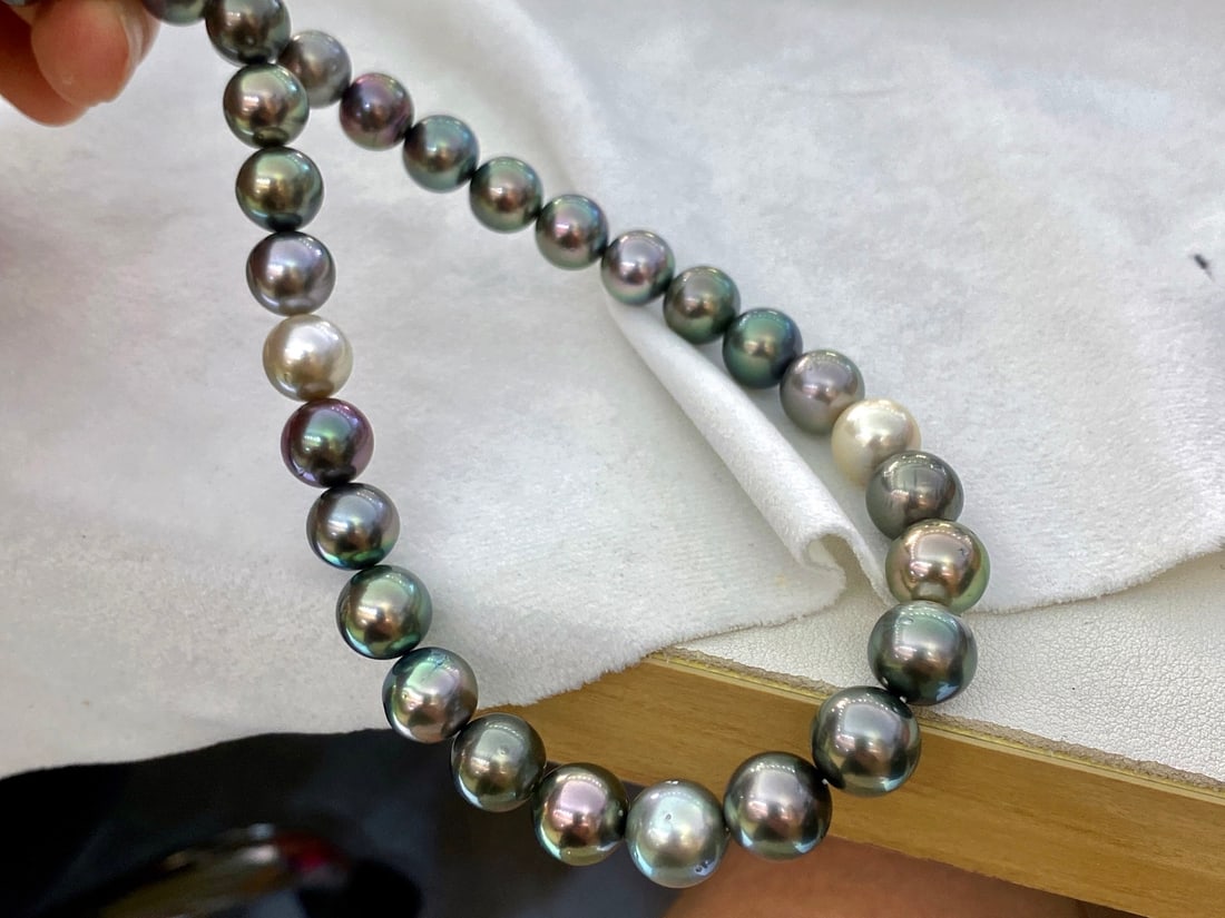 Natural Tahitian Pearl Necklace: This necklace is made of natural Tahitian pearls, with pearl diameters ranging from 8.5 to 11.8mm, exhibiting an extremely strong luster. The overall appearance is clean with bright nacre and vibrant 