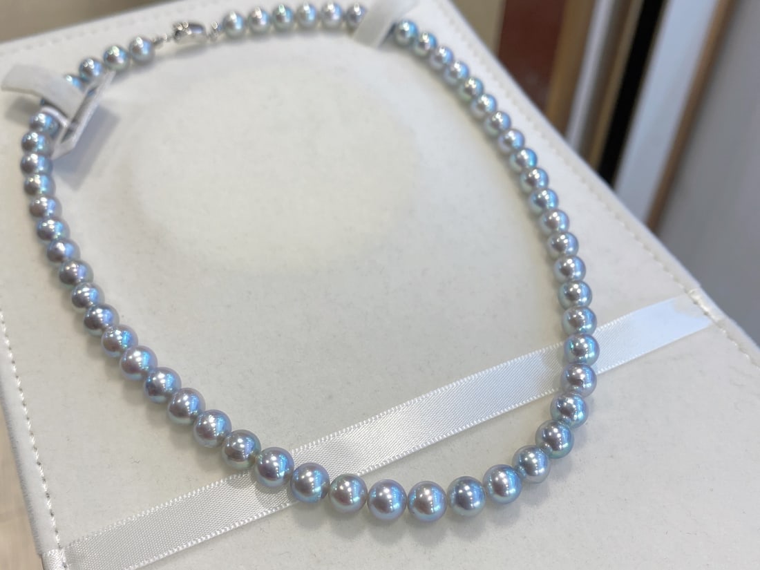 Aurora 7-7.5mm Akoya Pearl Necklace: This Akoya pearl necklace features a unique sophisticated gray-blue hue, exuding an elegant aura. The pearls shine with an aurora-like luster, suitable for any occasion. The pearls measure 7-7.5mm in 
