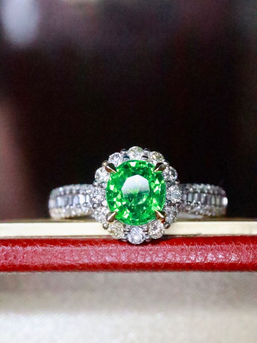 18K Gold Tsavorite Ring: This ring is meticulously crafted in 18K gold, set with a brilliant tsavorite, exuding extraordinary elegance and luxury. The green glow of the main stone complements the sparkle of the diamonds, perf