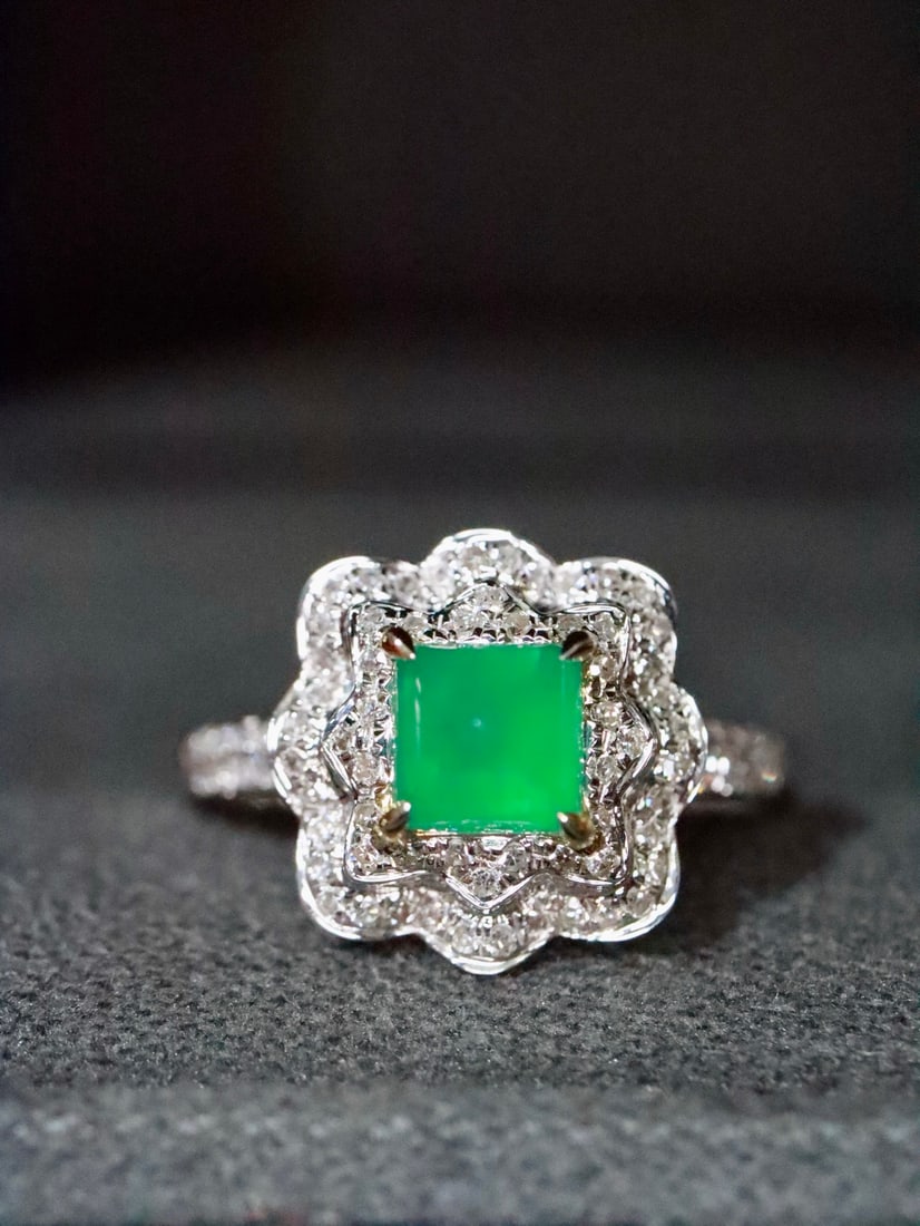 18K Gold Emerald Ring: This ring showcases the unique charm of emerald, complemented by the dazzling brilliance of diamonds, exuding elegance and luxury. The exquisite design makes every detail a work of art. (Gold weight 2
