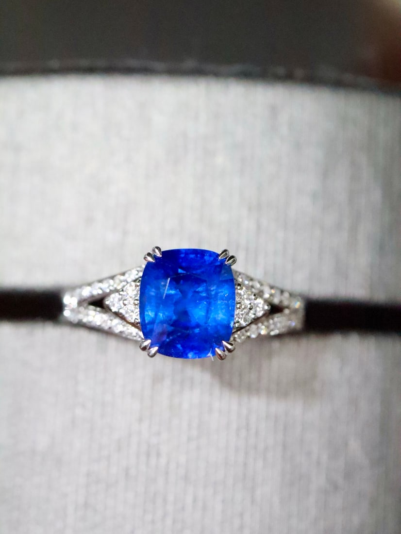 18K Classic Royal Blue Sapphire Ring: This ring showcases the noble and elegant royal blue hue of the sapphire. Round diamonds are set to add a dazzling brilliance. Suitable for daily wear, it exudes a vintage intellectual charm. (Total w