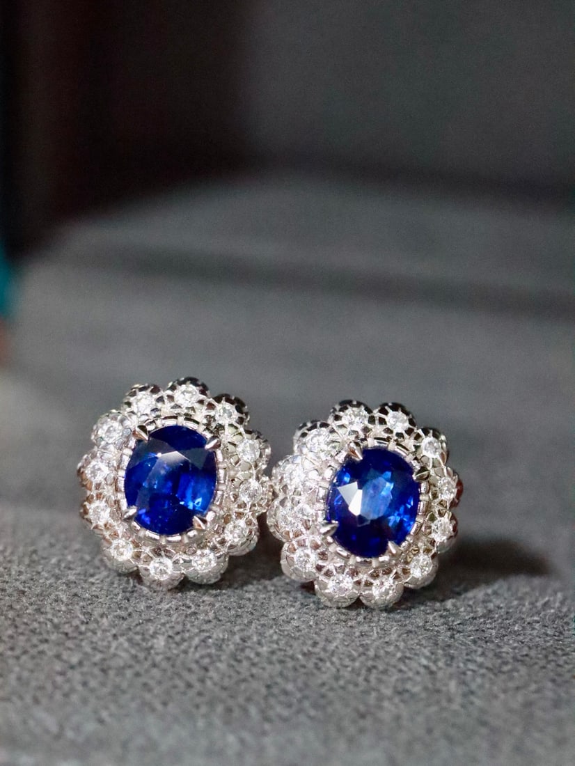 Platinum Natural Sapphire Earrings: These earrings are crafted in platinum, set with natural sapphires, exuding an elegant and noble aura. The exquisite craftsmanship makes them suitable for any occasion. The earrings are also adorned w