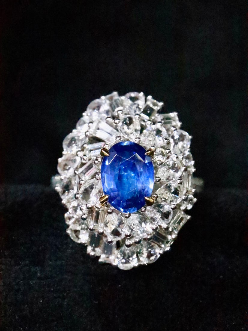 18K Gold Flawless Sapphire Ring: This sapphire ring shines like a galaxy, emitting enchanting starlight. The sapphire's rich and exotic color, paired with the brilliance of diamonds, makes it even more dazzling. This ring is not just