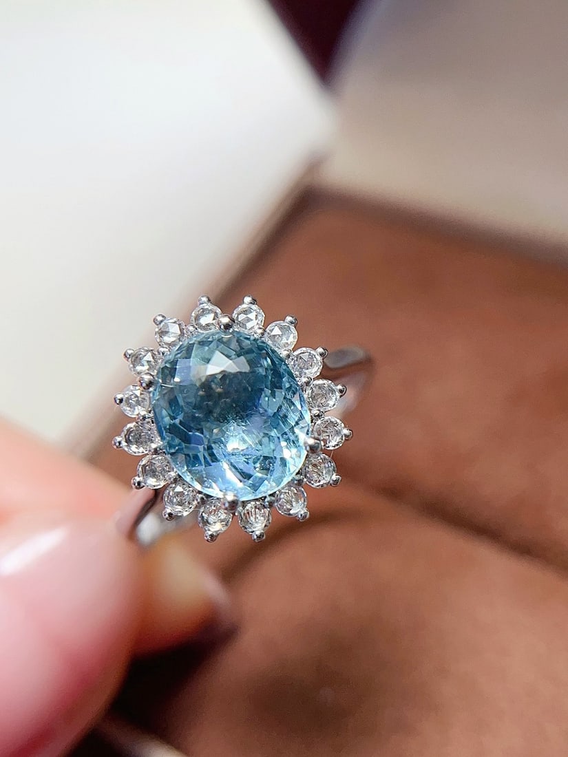 18K Gold Aquamarine Ring: This ring is meticulously crafted in 18K gold, with the aquamarine gemstone exuding a captivating brilliance. The splendid design is truly enchanting. The main stone weighs approximately 2.33 carats, 