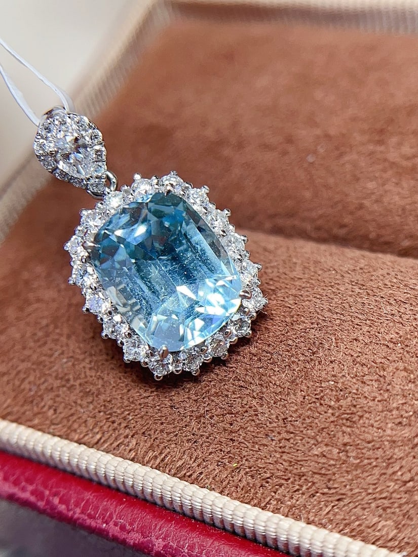18K Gold Aquamarine Pendant: This pendant is meticulously crafted in 18K gold, featuring an aquamarine stone in a classic Princess Diana design. Its glassy texture complements the Santa Maria hue, exuding grandeur and elegance. (