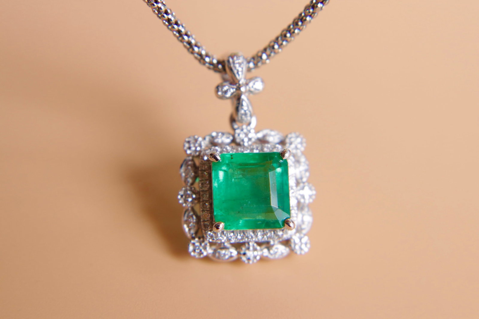 18K Gold Emerald Diamond Pendant: This 18K gold pendant features a beautifully colored emerald, exuding a stylish and grand aura. It is adorned with South African diamonds, adding a brilliant sparkle. (Main stone 2.26 carats)