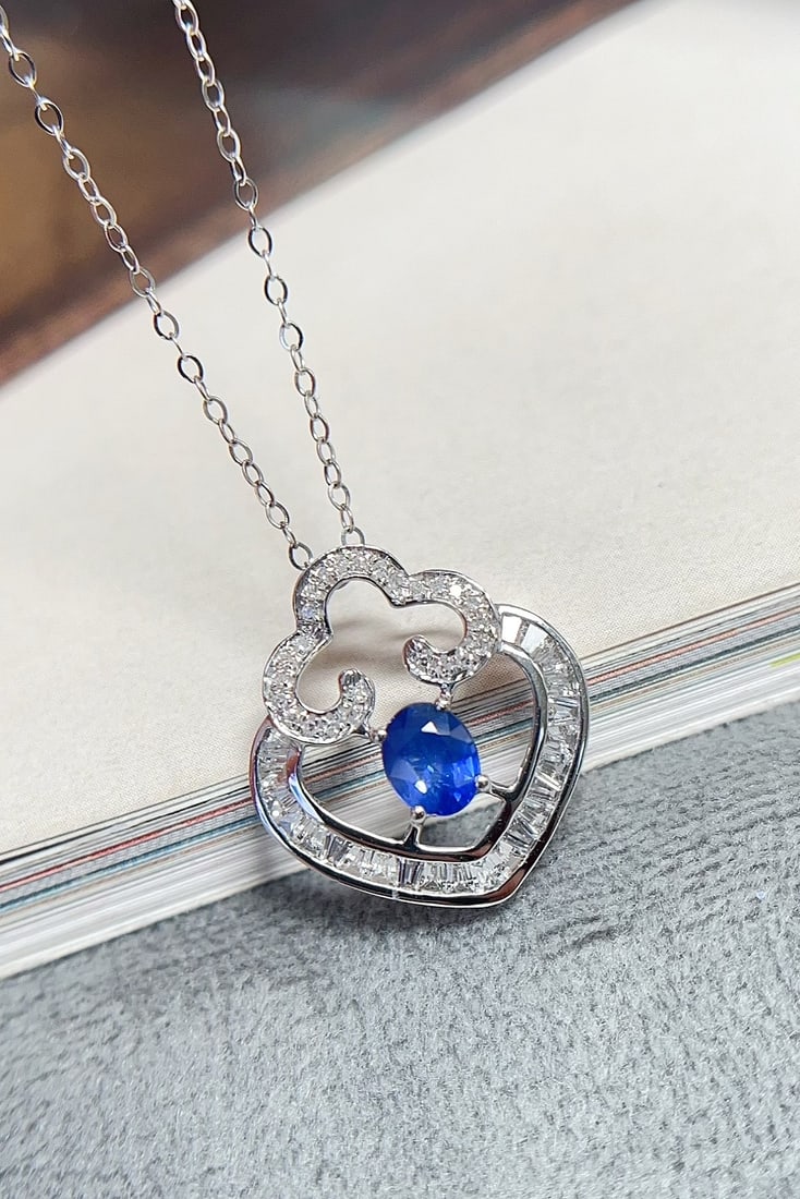 18K Gold Rich Blue Sapphire Collarbone Necklace: This collarbone necklace is crafted from 18K gold, featuring a sapphire with a rich hue reminiscent of cornflowers. The design incorporates elegant Chinese elements, exuding unparalleled noble charm. 