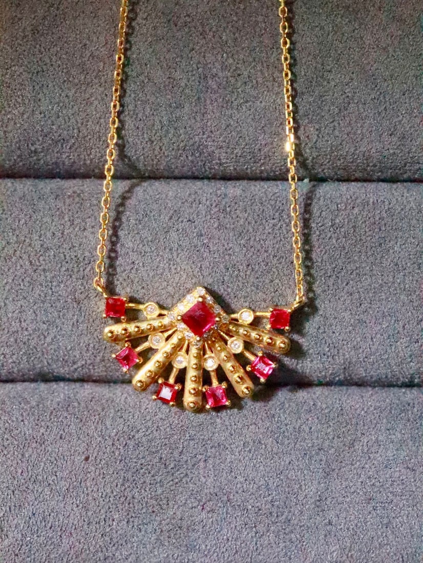 18K Gold Natural Pigeon's Blood Red Ruby Necklace: This necklace features a richly vibrant pigeon's blood red ruby, exuding a refined sense of luxury. The 18K gold material adds a touch of nobility, while the diamond accents enhance its brilliance. Pe