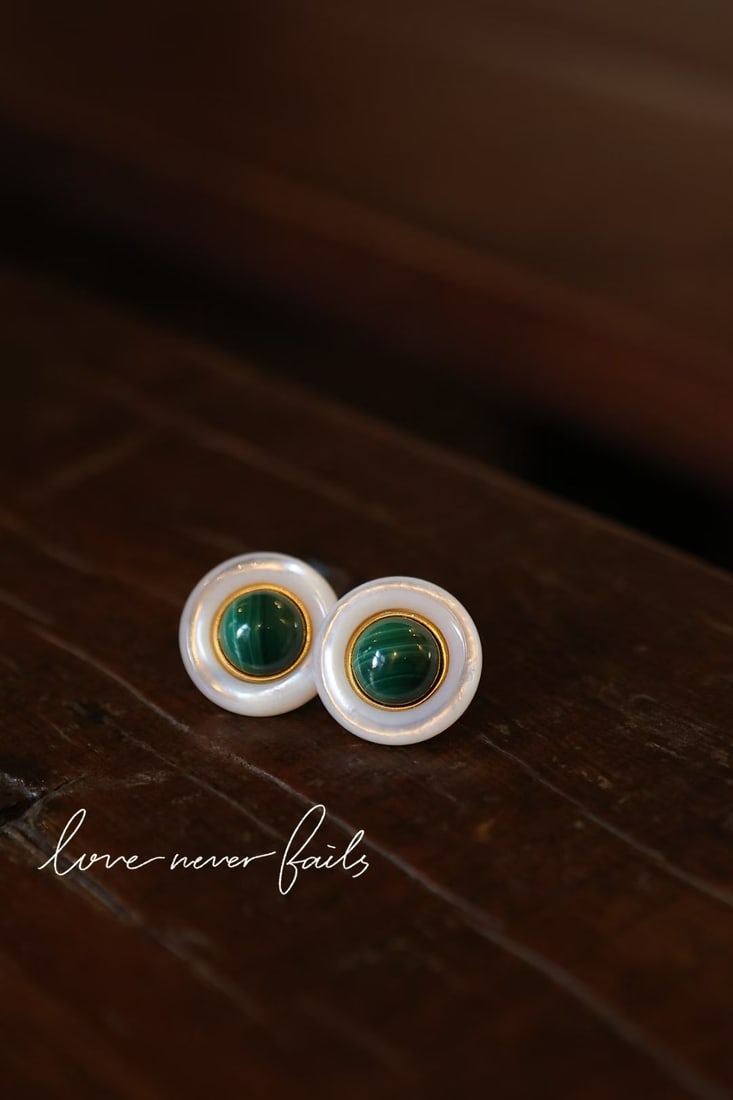 Natural Malachite Earrings: These earrings feature natural malachite as the main stone, each unique with a silky luster. Surrounded by white mother-of-pearl, they create an iridescent halo through optical effects, contrasting wi
