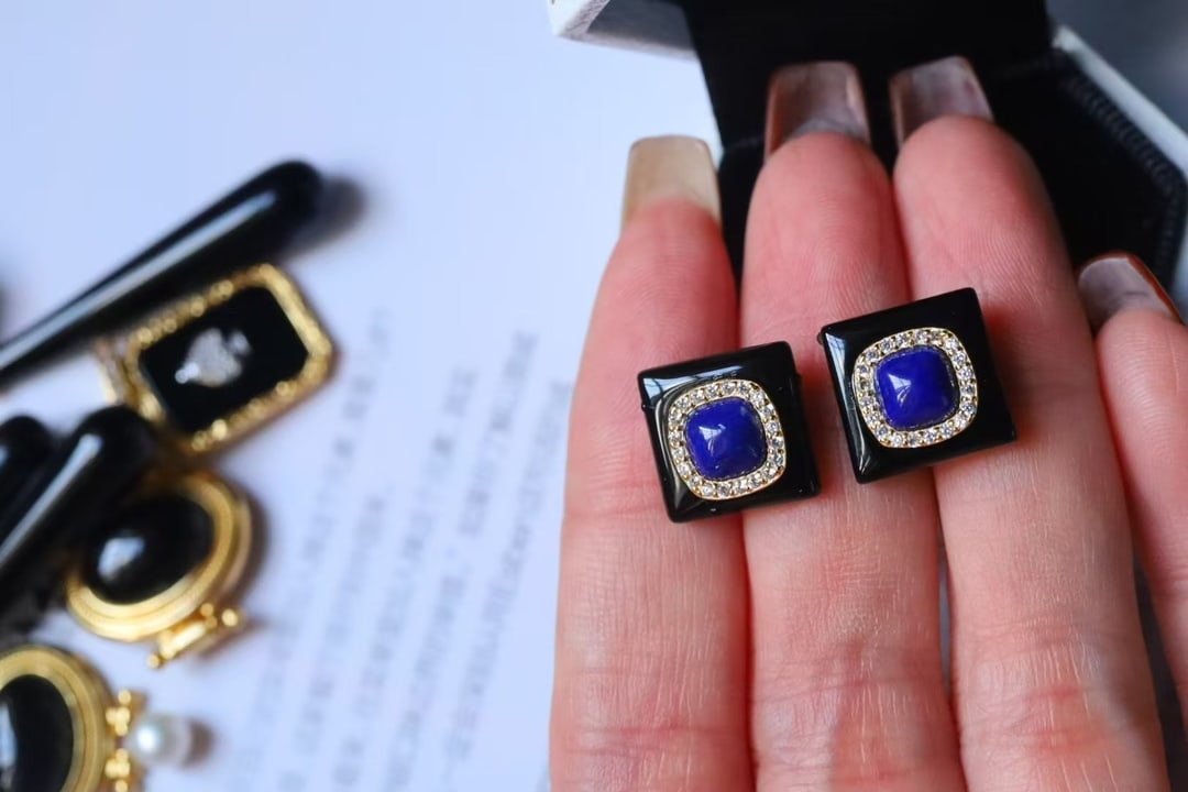 Natural Black Agate Lapis Lazuli Earrings: These earrings feature natural black agate and lapis lazuli as the main stones, exuding an elegant and noble aura through their minimalist design. The princess cut adds a three-dimensional touch, suit